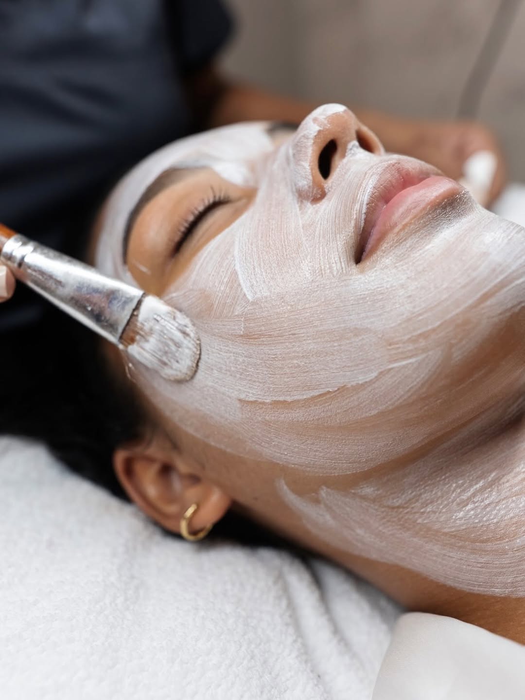 Aplicación facial con brocha profesional